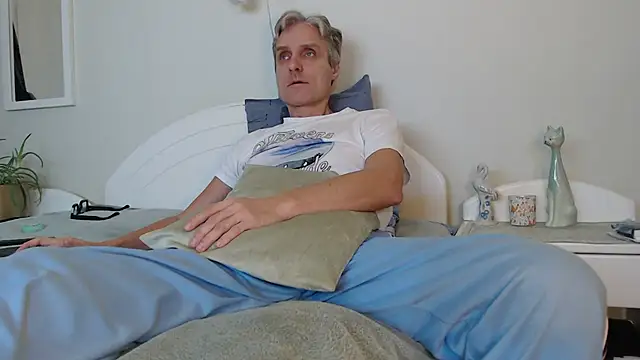 Snapshot of StrongBill chatting on 01/04/25, 04:00 StrongBill online show from 01/04/25, 04:00