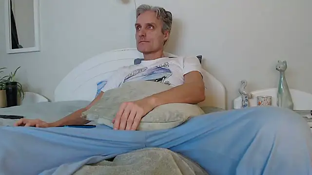 Snapshot of StrongBill chatting on 01/05/25, 03:34 StrongBill online show from 01/05/25, 03:34