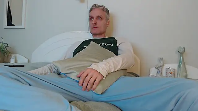 Snapshot of StrongBill chatting on 01/25/25, 03:09 StrongBill online show from 01/25/25, 03:09