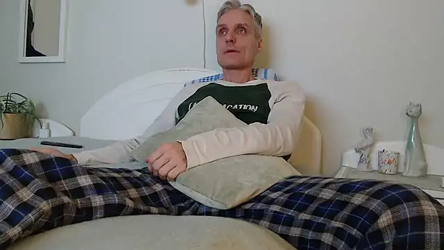 Snapshot of StrongBill chatting on 02/01/25, 03:28 StrongBill online show from 02/01/25, 03:28