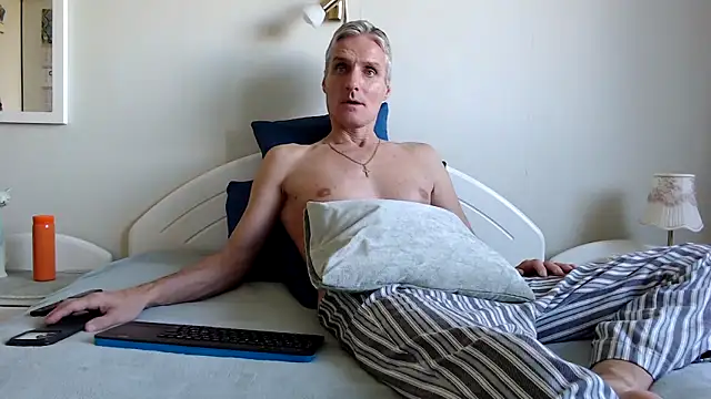 Snapshot of StrongBill chatting on 10/11/25, 06:45 StrongBill online show from 10/11/25, 06:45