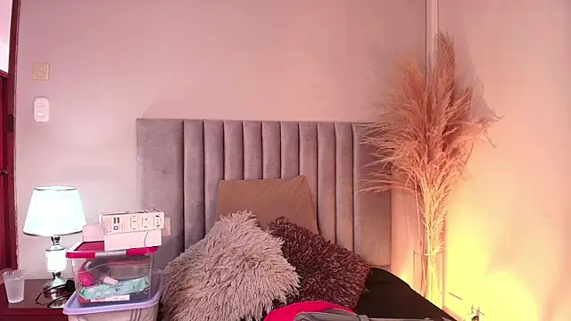 Nina Cavaali online show from 09/19/25, 06:19