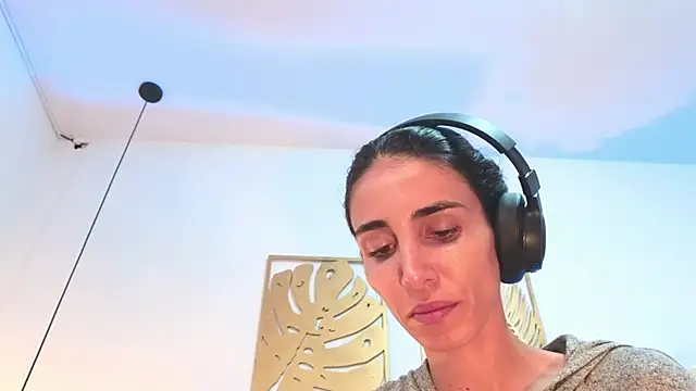 Nina Cavaali online show from 10/08/25, 06:16