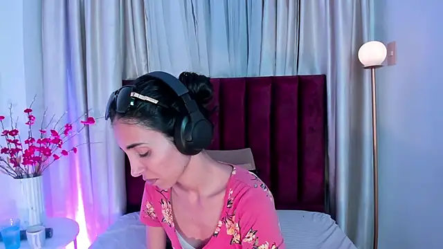 Nina Cavaali online show from 10/09/25, 06:28