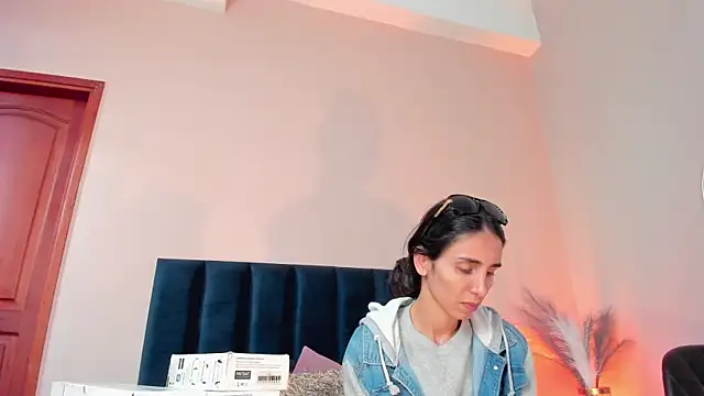 Nina Cavaali online show from 10/21/25, 06:19