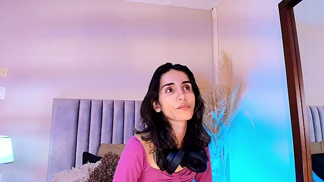 Nina Cavaali online show from 10/25/25, 06:13