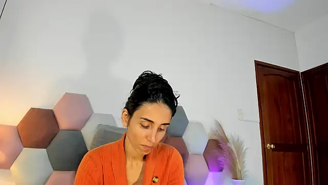 Nina Cavaali online show from 11/30/25, 02:32