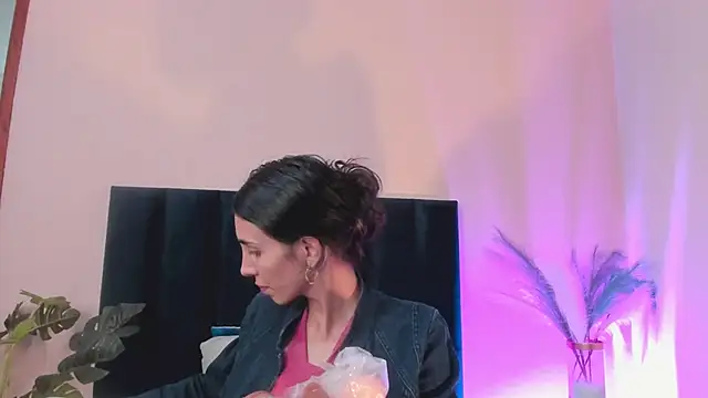 Nina Cavaali online show from 12/05/25, 06:15