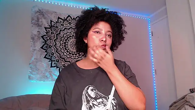 Snapshot of michell_bling1 chatting on 12/07/24, 04:31 michell bling1 online show from 12/07/24, 04:31