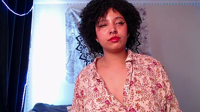 Snapshot of michell_bling1 chatting on 12/15/24, 04:26 michell bling1 online show from 12/15/24, 04:26