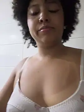 Snapshot of michell_bling1 chatting on 01/05/25, 08:32 michell bling1 online show from 01/05/25, 08:32