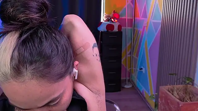 Cuttiealice online show from 11/11/25, 03:34