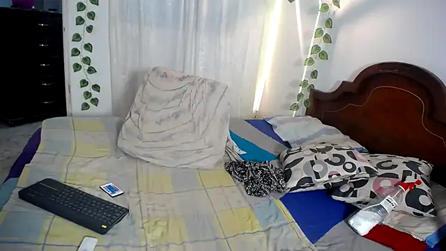 Snapshot of ivonne__hott1 chatting on 10/17/25, 05:59 ivonne hott1 online show from 10/17/25, 05:59