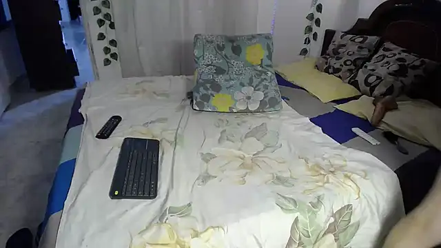 Snapshot of ivonne__hott1 chatting on 06/17/26, 03:13 ivonne hott1 online show from 06/17/26, 03:13