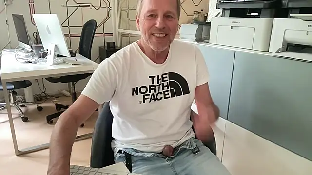 Snapshot of drefman chatting on 06/02/26, 12:29 drefman online show from 06/02/26, 12:29