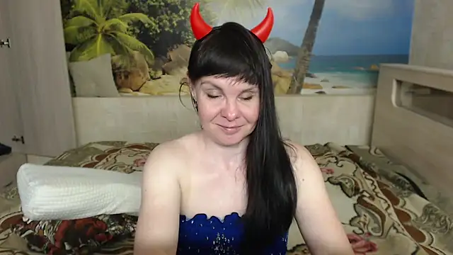 Snapshot of Aphelandra chatting on 05/25/26, 12:00 Aphelandra online show from 05/25/26, 12:00