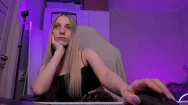 Snapshot of Anna_Fink chatting on 03/08/26, 08:01 Anna Fink online show from 03/08/26, 08:01