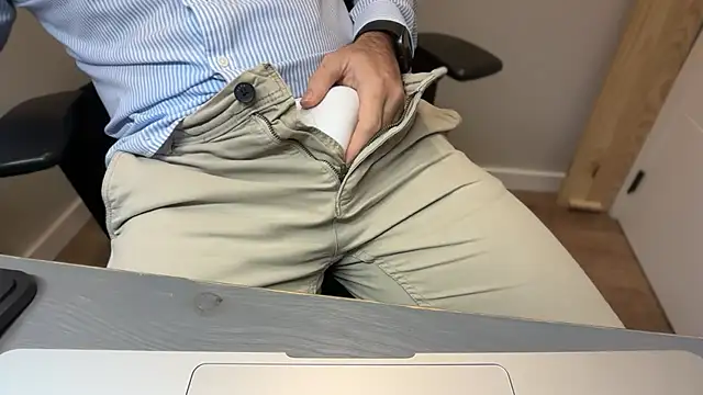 Snapshot of rickyi2023 chatting on 11/10/25, 04:39 rickyi2023 online show from 11/10/25, 04:39