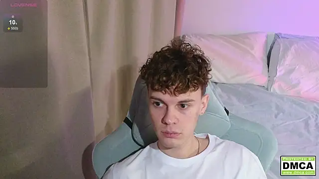 Snapshot of cute_thomas chatting on 12/17/25, 03:51 cute thomas online show from 12/17/25, 03:51