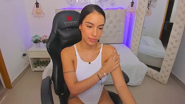 xiomara  cortes online show from 02/04/25, 07:11