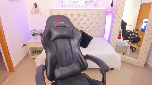 xiomara  cortes online show from 02/05/25, 07:31