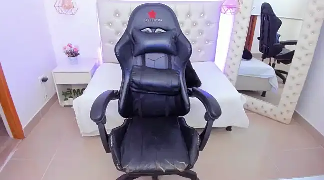 xiomara  cortes online show from 02/17/25, 07:10