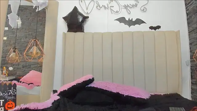 xiomara  cortes online show from 10/30/25, 12:56