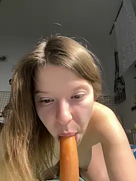 Snapshot of kimczii chatting on 04/16/26, 06:14 kimczii online show from 04/16/26, 06:14
