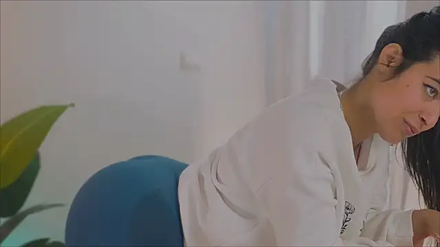 Snapshot of anabelcurvy chatting on 02/10/25, 02:16 anabelcurvy online show from 02/10/25, 02:16