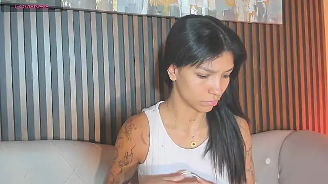 LauraAristizabal online show from 10/05/25, 12:36