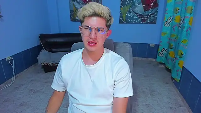 Snapshot of patrik_027 chatting on 11/25/25, 08:03 patrik 027 online show from 11/25/25, 08:03