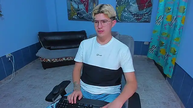 Snapshot of patrik_027 chatting on 11/26/25, 08:15 patrik 027 online show from 11/26/25, 08:15