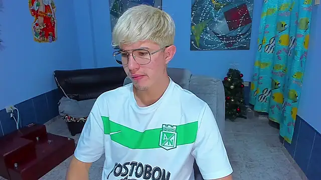 Snapshot of patrik_027 chatting on 12/15/25, 06:45 patrik 027 online show from 12/15/25, 06:45