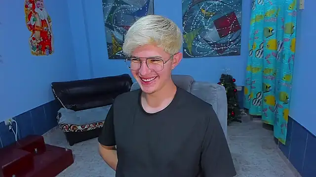 Snapshot of patrik_027 chatting on 12/19/25, 09:00 patrik 027 online show from 12/19/25, 09:00