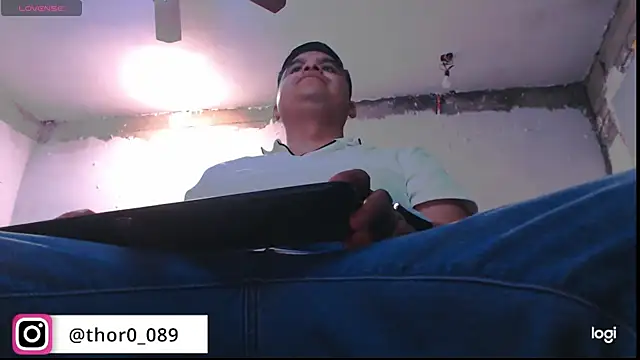 Snapshot of thor000089 chatting on 10/14/25, 04:35 thor000089 online show from 10/14/25, 04:35