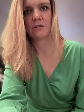 Snapshot of Suesse_Schnitte chatting on 02/06/25, 09:28 Suesse Schnitte online show from 02/06/25, 09:28