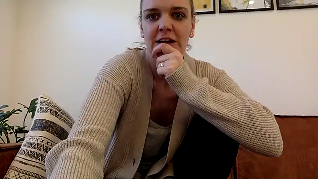 Snapshot of Suesse_Schnitte chatting on 02/14/25, 08:52 Suesse Schnitte online show from 02/14/25, 08:52