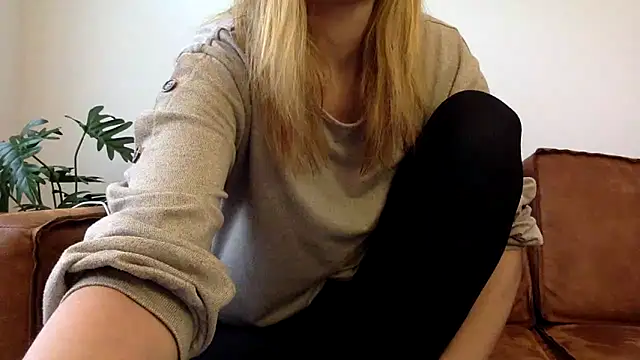 Snapshot of Suesse_Schnitte chatting on 02/14/25, 12:03 Suesse Schnitte online show from 02/14/25, 12:03