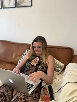 Snapshot of Suesse_Schnitte chatting on 03/12/25, 12:57 Suesse Schnitte online show from 03/12/25, 12:57