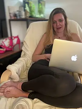 Snapshot of Suesse_Schnitte chatting on 03/18/25, 12:36 Suesse Schnitte online show from 03/18/25, 12:36