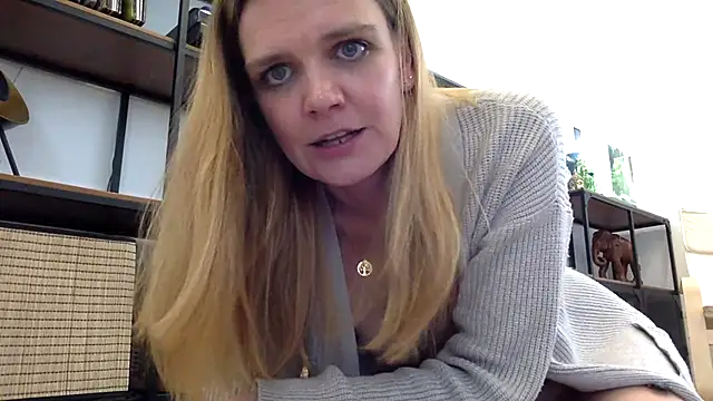 Snapshot of Suesse_Schnitte chatting on 03/20/25, 09:04 Suesse Schnitte online show from 03/20/25, 09:04