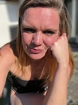 Snapshot of Suesse_Schnitte chatting on 03/21/25, 09:01 Suesse Schnitte online show from 03/21/25, 09:01