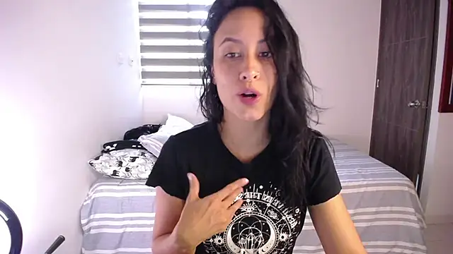 Snapshot of amyharlow_1 chatting on 12/18/25, 10:05 amyharlow 1 online show from 12/18/25, 10:05