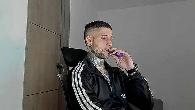  jamesleandros1 online show from 06/10/26, 01:17