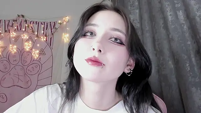 Snapshot of Holy420lolii chatting on 10/25/25, 06:35 Holy420lolii online show from 10/25/25, 06:35