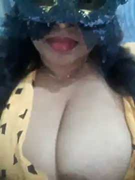 Snapshot of chubby_wife chatting on 06/05/26, 02:45 chubby wife online show from 06/05/26, 02:45