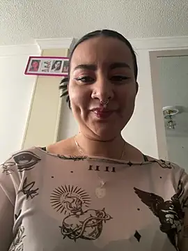 Snapshot of Abril_Luv chatting on 05/25/26, 01:06 Abril Luv online show from 05/25/26, 01:06