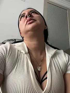 Snapshot of Abril_Luv chatting on 06/27/26, 12:22 Abril Luv online show from 06/27/26, 12:22