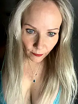 Snapshot of Sexual_Lovable_Doll chatting on 10/20/25, 04:40 Sexual Lovable Doll online show from 10/20/25, 04:40