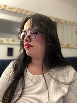 Snapshot of andra_rose chatting on 02/17/25, 11:31 andra rose online show from 02/17/25, 11:31